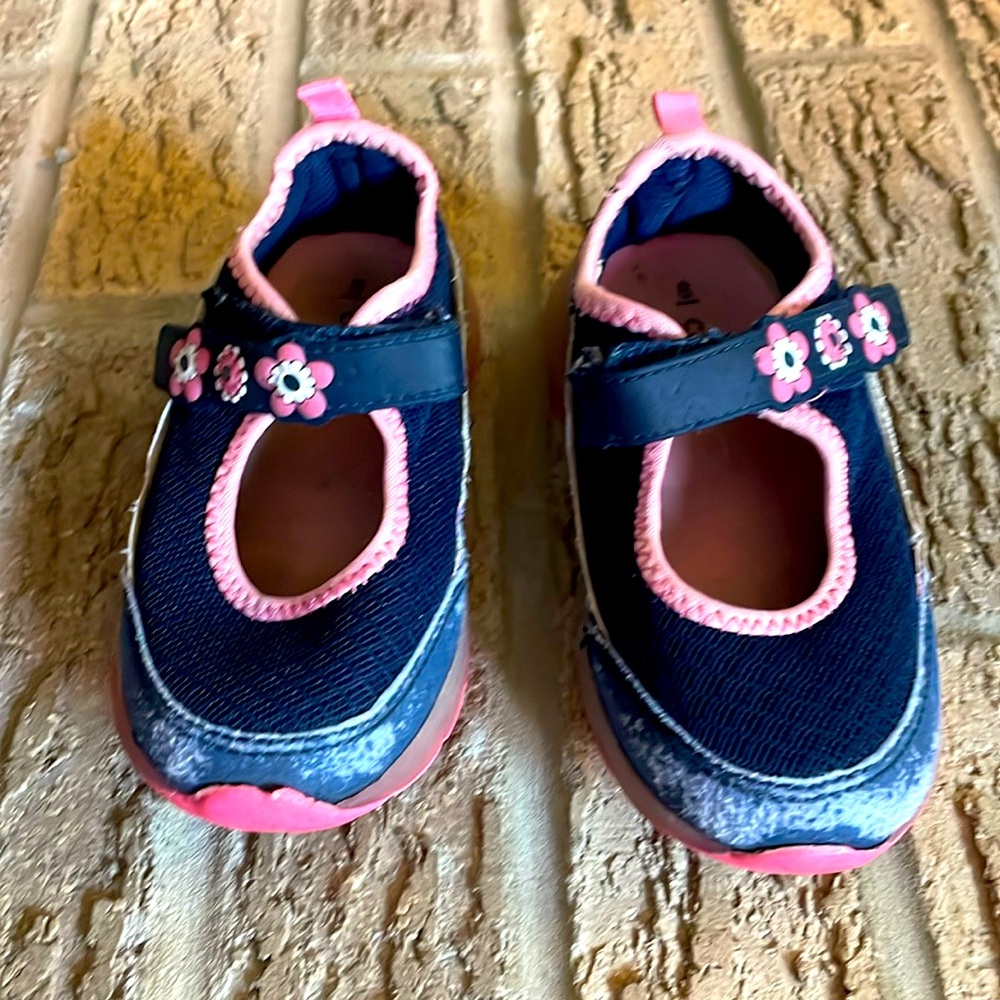 Light up Carter’s toddler, girls shoes, size 8 velcro, blue with flowers